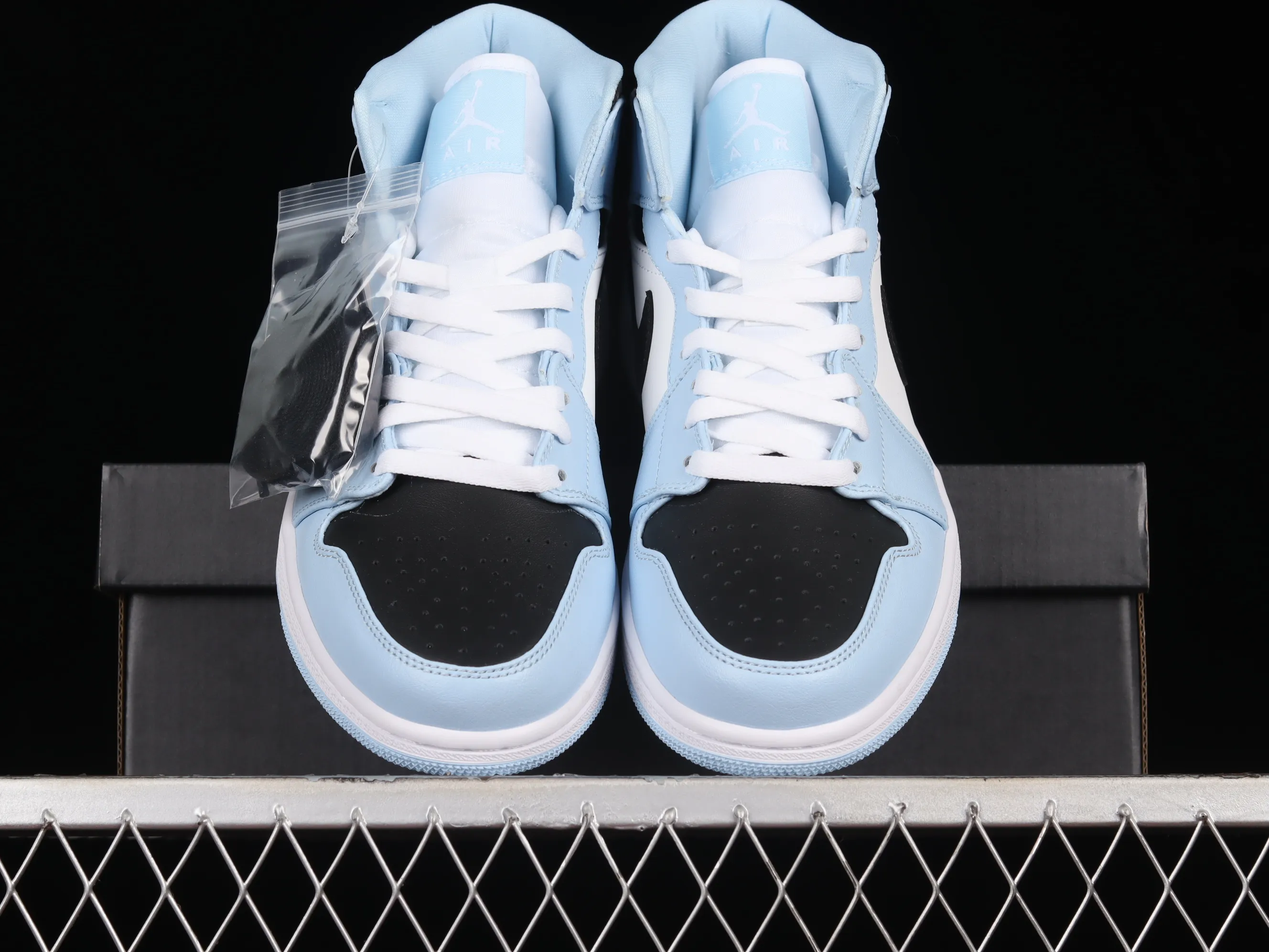 All Categories Air Jordan Jordan Series Basketball Shoes Air Jordan 1 Mid Air Jordan 1 Mid "University Blue" AJ1 Joe 1 Fresh Blue China Basketball Shoes 555112-401
